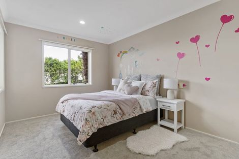 Photo of property in 4 Worthington Place, West Harbour, Auckland, 0618