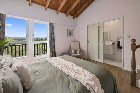 Photo of property in 11 Rika Place, Kawaha Point, Rotorua, 3010