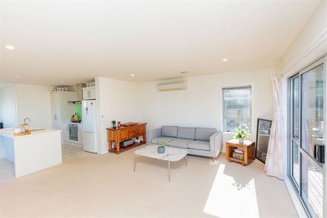 Photo of property in 27 Tamworth Crescent, Newlands, Wellington, 6037