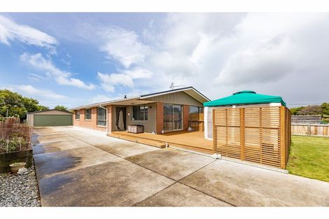 Photo of property in 6 Farnborough Street, Aranui, Christchurch, 8061