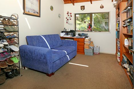 Photo of property in 40 Napuka Road, Henderson Valley, Auckland, 0612