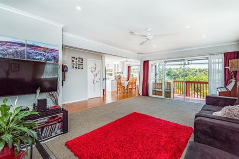 Photo of property in 365 Wairau Road, Totara Vale, Auckland, 0629