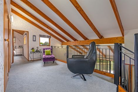 Photo of property in 28 Springdale Grove, Fitzherbert, Palmerston North, 4410