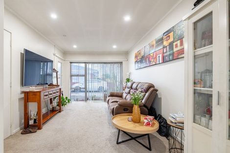 Photo of property in 4/6 Ray Small Drive, Papakura, 2110