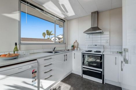 Photo of property in 2/26 Barbados Drive, Unsworth Heights, Auckland, 0632