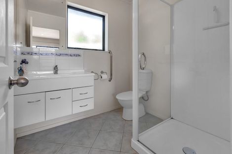 Photo of property in 32 Bermuda Place, One Tree Point, 0118