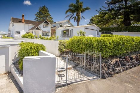 Photo of property in 5 Stanley Point Road, Stanley Point, Auckland, 0624