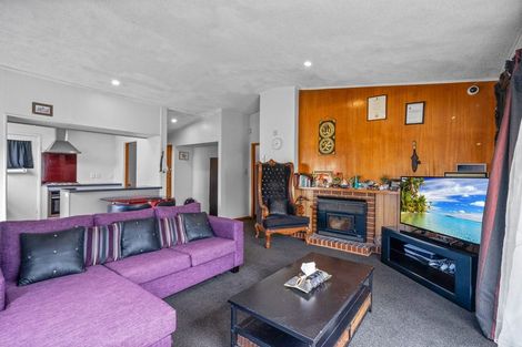 Photo of property in 35 Beaubank Road, Kelston, Auckland, 0602