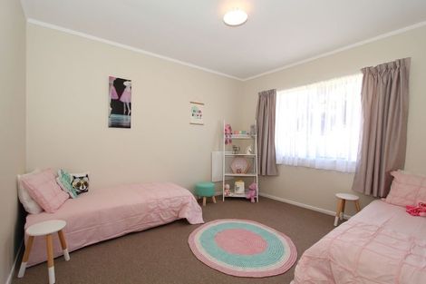 Photo of property in 9 Chetwode Grove, Newlands, Wellington, 6037