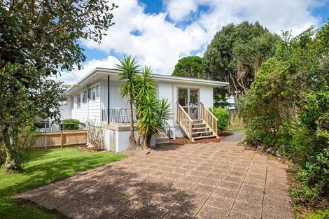 Photo of property in 14 Holdaway Avenue, Northcote, Auckland, 0627