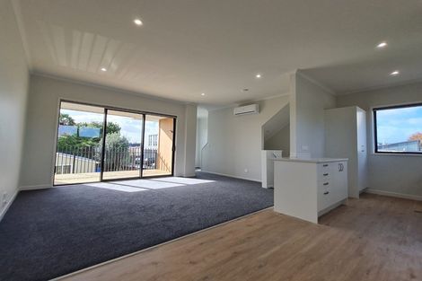 Photo of property in 8/5 Peachgrove Road, Te Atatu Peninsula, Auckland, 0610