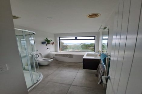 Photo of property in 16 Piper Way, Newlands, Wellington, 6037