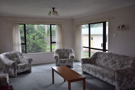 Photo of property in 25 Yeovil Road, Te Atatu Peninsula, Auckland, 0610