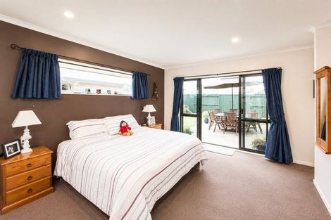 Photo of property in 4 Dryden Court, Kelvin Grove, Palmerston North, 4414