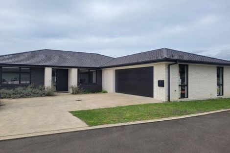 Photo of property in 7 Twin Way, Hurworth, New Plymouth, 4310