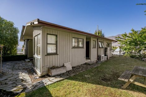 Photo of property in 6 Wynyard Crescent, Fernhill, Queenstown, 9300