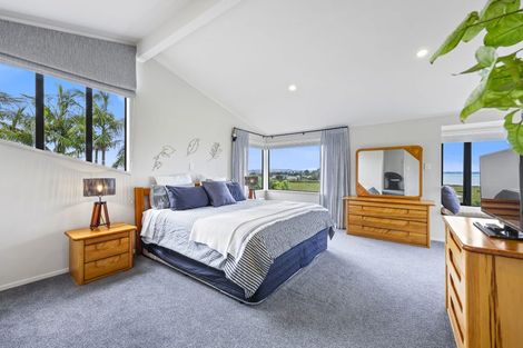 Photo of property in 16 Oakpark Place, West Harbour, Auckland, 0618