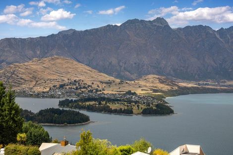 Photo of property in 13 Caples Place, Fernhill, Queenstown, 9300