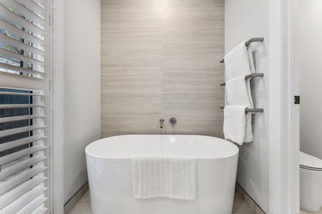 Photo of property in 32 Sandpiper Avenue, Point Wells, 0986