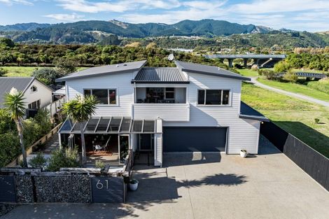 Photo of property in 61 Quadrant Heights, Paraparaumu, 5032