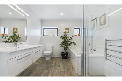 Photo of property in 82 Bay Street, Red Beach, 0932