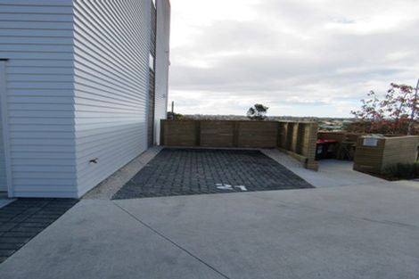 Photo of property in 3/15 Chivalry Road, Glenfield, Auckland, 0629