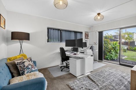 Photo of property in 16 Clyside Avenue, Half Moon Bay, Auckland, 2012