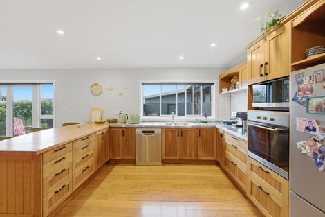 Photo of property in 82 Wairau Road, Oakura, 4314
