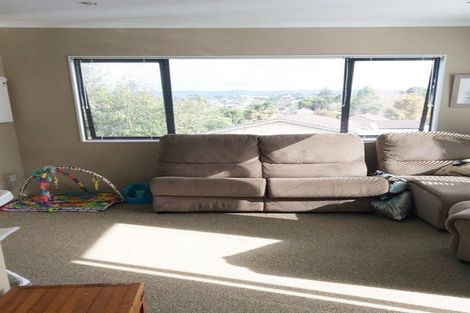 Photo of property in 14 Buisson Glade, West Harbour, Auckland, 0618