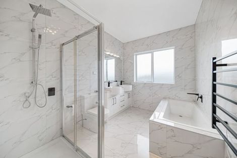 Photo of property in 24 Kilmacrennan Drive, Rosehill, Papakura, 2113