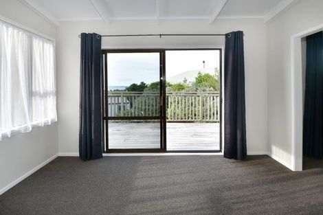 Photo of property in 1 Surf Road, Stanmore Bay, Whangaparaoa, 0932