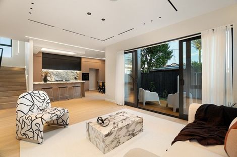 Photo of property in 2 Knights Close, Rothesay Bay, Auckland, 0630