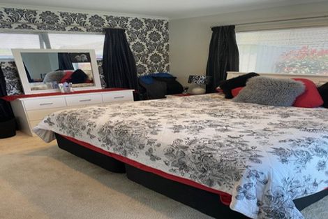 Photo of property in 12 Percy Kinsman Crescent, Riverstone Terraces, Upper Hutt, 5018