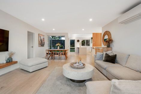 Photo of property in 10 Pohutukawa Avenue, Red Beach, 0932