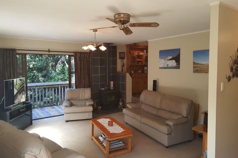 Photo of property in 40 Napuka Road, Henderson Valley, Auckland, 0612