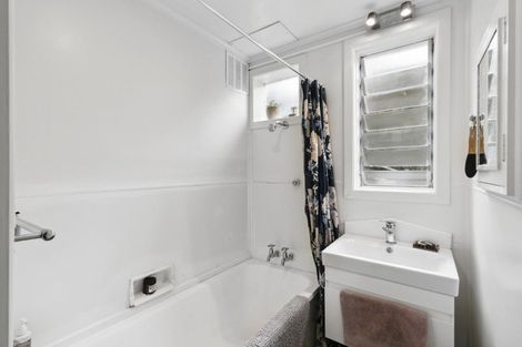 Photo of property in 25 Burrows Avenue, Karori, Wellington, 6012