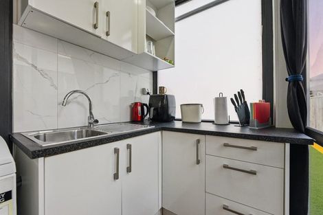 Photo of property in 7d Babich Road, Henderson Valley, Auckland, 0614