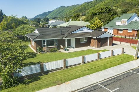 Photo of property in 27 Utauta Street, Waikanae, 5036