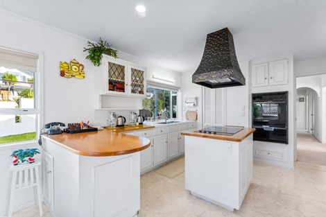 Photo of property in 2 Ravenstone Place, Chatswood, Auckland, 0626