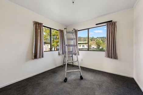 Photo of property in 5 Edelweiss Grove, Timberlea, Upper Hutt, 5018