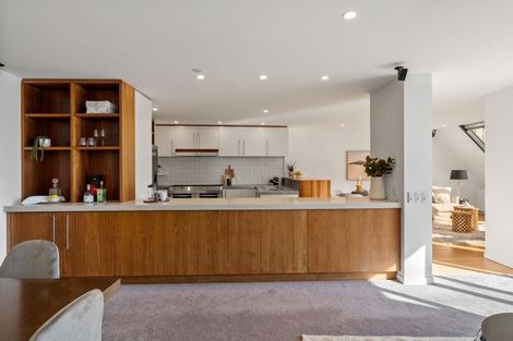 Photo of property in 2/326 Oriental Parade, Oriental Bay, Wellington, 6011