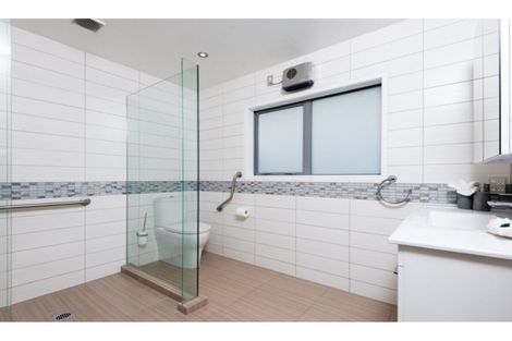 Photo of property in 39 Royal View Road, Te Atatu South, Auckland, 0610