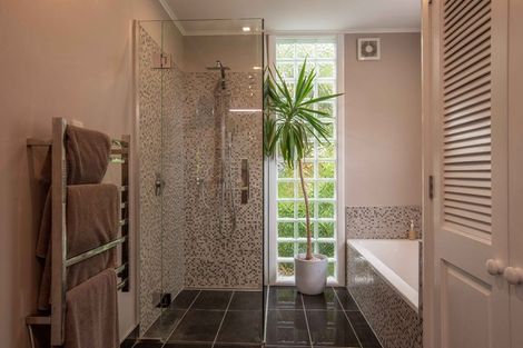 Photo of property in 50 Maungaraki Road, Korokoro, Lower Hutt, 5012