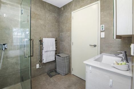 Photo of property in 3 Karaka Road, Kawakawa Bay, Papakura, 2585