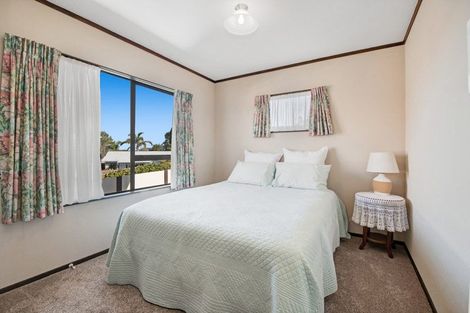 Photo of property in 18 Kennedy Avenue, Forrest Hill, Auckland, 0620