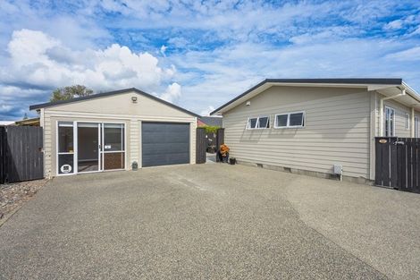 Photo of property in 21 Reeves Street, Waikanae Beach, Waikanae, 5036