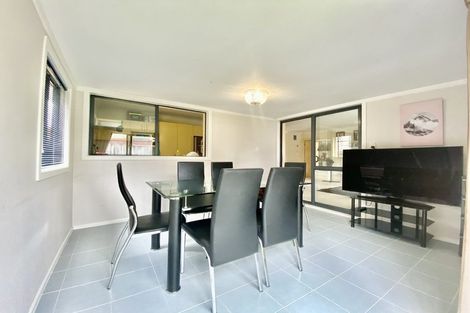 Photo of property in 16 Glenveagh Park Drive, Weymouth, Auckland, 2103