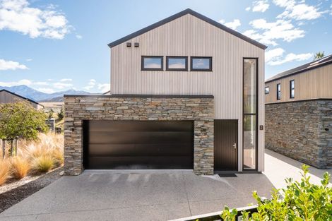 Photo of property in 2 Eichardt Place, Jacks Point, 9371