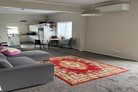 Photo of property in 8 Waiari Road, Conifer Grove, Takanini, 2112