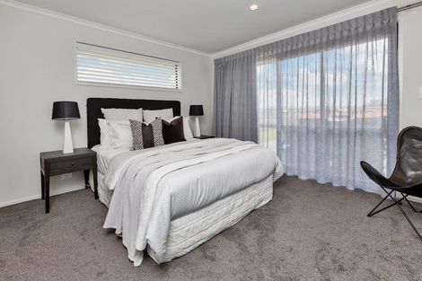 Photo of property in 32 Waitemata Drive, One Tree Point, 0118